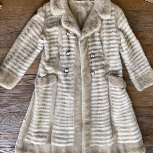 SOLD; Stunning Vintage Retro Mink Ladies Coat Size M. Buttons Set With Crystals - Picture 6 of 9
